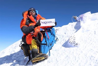 Rompe récord por escalar más veces el Everest