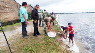 Pilar: Pobladores refuerzan muro de protección