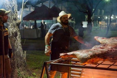 San Ignacio: Alan Fretes y su nueva forma de servicio de parrilla ''una vaca entera''