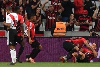 Paranaense sorprende a River y toma ventaja en la Recopa Sudamericana