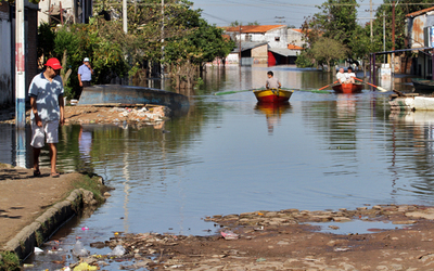 La crecida del río Paraguay arrastra la pobreza urbana a las plazas de Asunción