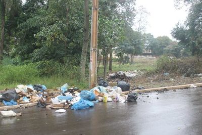 Basura apilonada frente a casas de franqueños