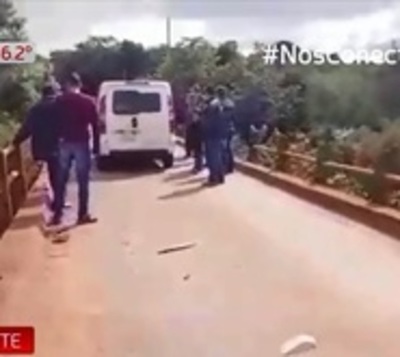 Logran salvar a conductor de vehículo que cayó a río Yguazú