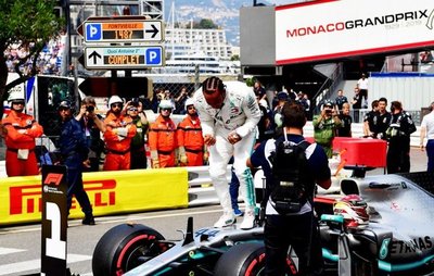 Hamilton con la pole, en 1-2 de Mercedes