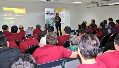 Capacitan a taxistas del aeropuerto para que sean "buenos anfitriones"