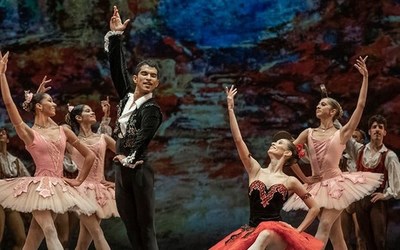 Bailarín paraguayo brilla en el ballet del Teatro Colón de Buenos Aires