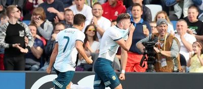Argentina pone un pie en octavos