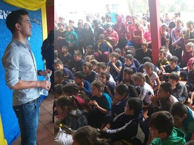 Misiones: Néstor Camacho compartió con niños de la Escuela Pedro P. Peña