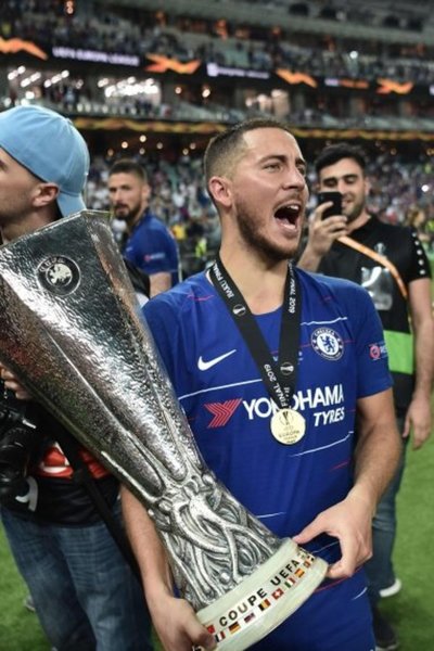 Hazard corona al Chelsea