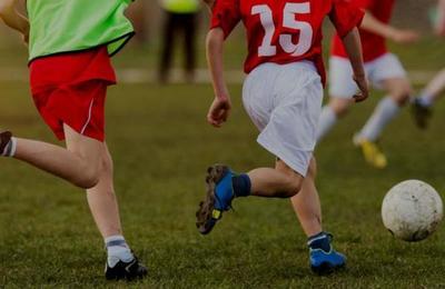 La conmovedora imagen de un padre que empuja la silla de ruedas de su hijo para que pueda jugar fútbol