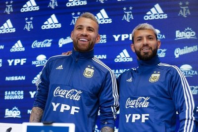 Agüero defiende a Messi: “Ama a la selección”