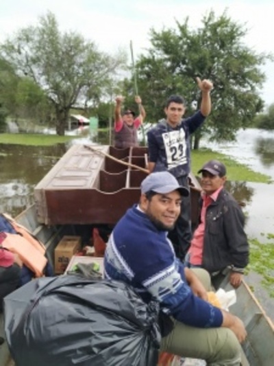 Pilarenses refuerzan muro mientras río se acerca a la alerta naranja