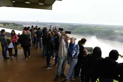 Itaipú: Muchas personas apreciaron vertido de aguas