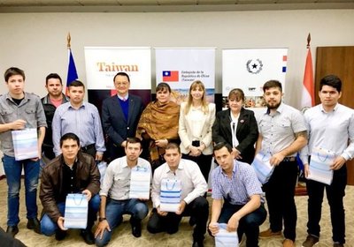 Taiwán entrega pasaje a becarios