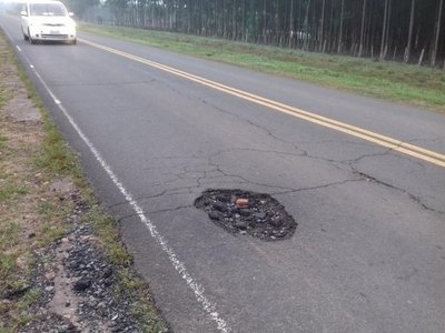 Vecinos piden urgente reparación de baches en ruta VIII