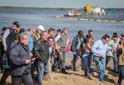 Mario Abdo observa trabajos de dragado y verifica asistencia
