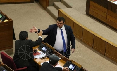 HOY / Habló 6 horas seguidas en inútil intento de defenderse: Dionisio echado del Congreso