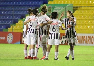 Acaricia el título del Femenino