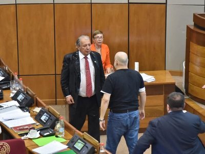 Payo Cubas vuelve al Senado y Galaverna lo recibe diciéndole "badulaque"