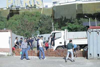 Cierran paso ilegal, por el que se pagaba para usar, en el Shopping del Este