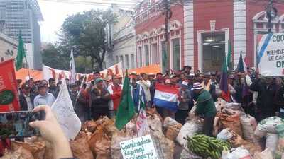 Campesinos marchan por las calles de Asunción
