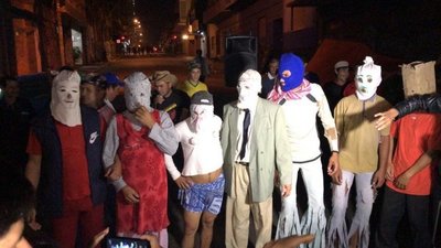 Entre queja y agradecimiento