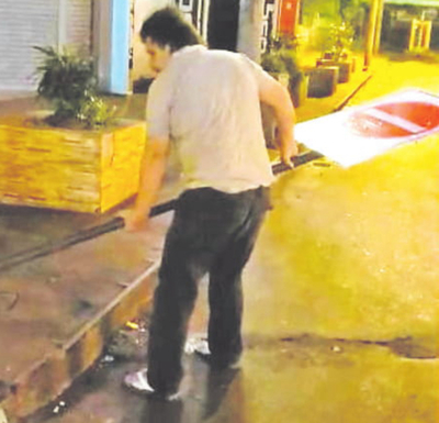 Denuncian a edil por destruir señalizaciones