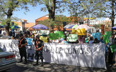 Enfermeros anuncian prolongada huelga en Clínicas