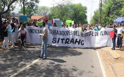 Funcionarios anuncian huelga en Clínicas