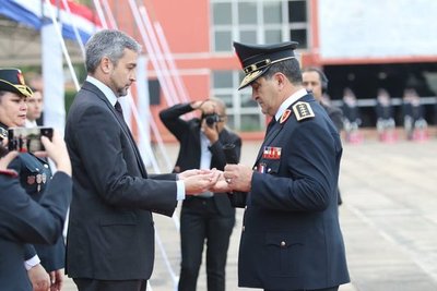 Presidente entregó bastones de mando a jefes policiales