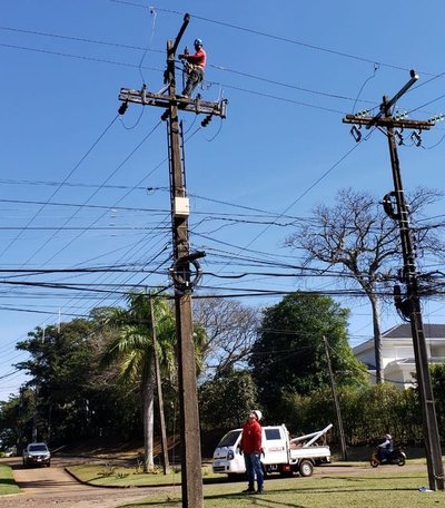 ANDE realizó mantenimiento de redes de distribución eléctrica de Hernandarias
