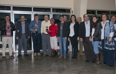 Influyente y Flying Tail dominaron las especiales del turf