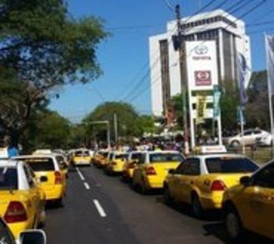 Taxistas anuncian nueva movilización para este martes