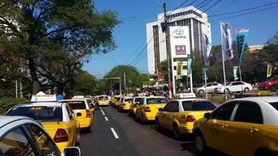 Taxistas anuncian nueva movilización para este martes