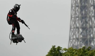 ¡Deslumbrante! Un hombre apareció con una tabla voladora en un acto en Francia