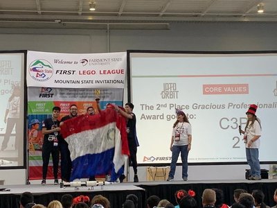 Jóvenes paraguayos ganan premio en competencia de robótica en EEUU