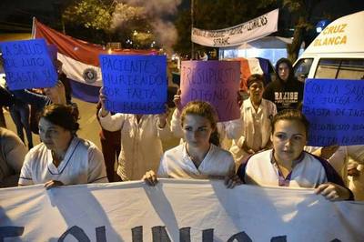 Huelga en Clínicas: Más de 3.000 pacientes diarios son afectados