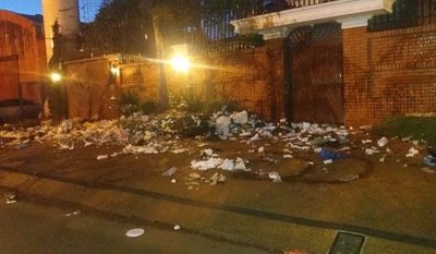 Manifestantes “se despiertan y escrachan mansión de ladrones del clan Zacarías