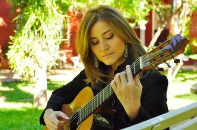 Berta Rojas, primera mujer en recibir la “Guitarra de Plata”