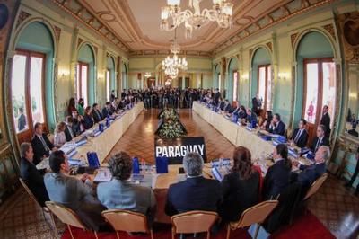 Política y fútbol, Abdo con Harrison y Domínguez: "Paraguay está listo", para organización conjunta del Mundial 2030