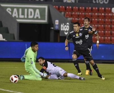 Nacional quiere cortar racha del campeón