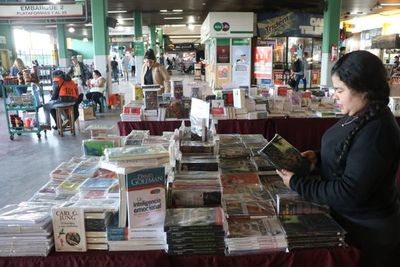 Instalan feria de libros en Terminal de Ómnibus