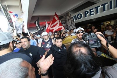 Barras actúan de 'guardaespaldas' y agreden a reporteros