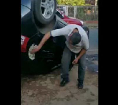Volcó el auto, pero igual lo siguió limpiando