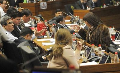 Añetete salva a Kriskovich ante pedido de renuncia