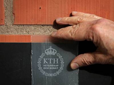 Crean madera translúcida que reemplazaría al vidrio