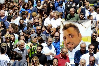 Multitudinario funeral de carabinero asesinado por turista estadounidense en Roma