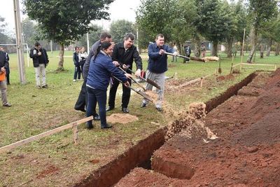 Comenzó construcción de dos aulas en Santiago