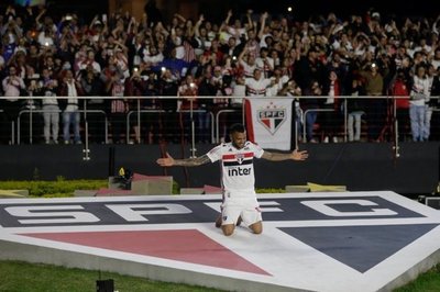 Dani Alves desata la locura en un Morumbí a reventar