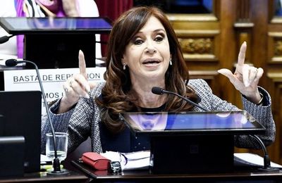 Cristina Fernández regresa al centro de la escena electoral en puja con Macri